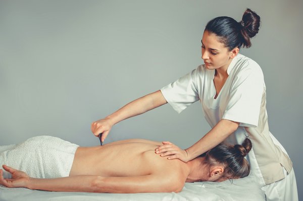 Quelle est la meilleure technique pour utiliser un gua sha pour un massage facial?