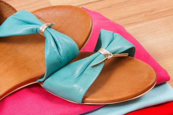 Quels types de sandales plates conviennent pour une journée de mariage en été?