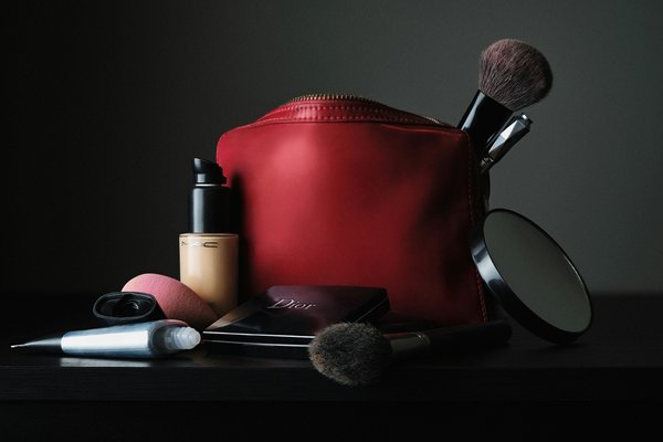 Quelles sont les astuces pour une organisation efficace de sa trousse de maquillage de voyage?