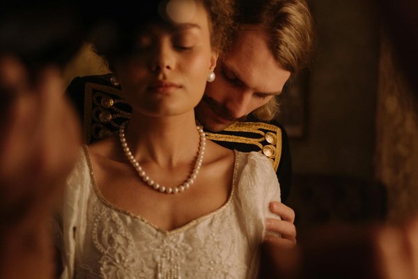 Comment assortir des bijoux en nacre avec des tenues estivales?